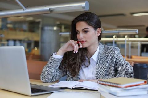 Discover How an Online MBA Degree Helps Professionals Advance Their Careers